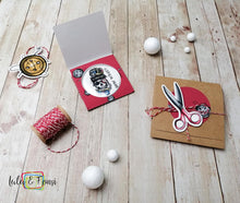 Lade das Bild in den Galerie-Viewer, Digistamp "Sewing Skull Uschi"