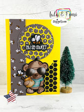 Lade das Bild in den Galerie-Viewer, Digistamp "Bobby der Honigbär"