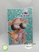 Lade das Bild in den Galerie-Viewer, Digistamp "Bobby der Honigbär"